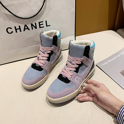 Női sportcipő fűzővel és lapos talppal