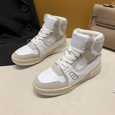 Női sportcipő fűzővel és lapos talppal