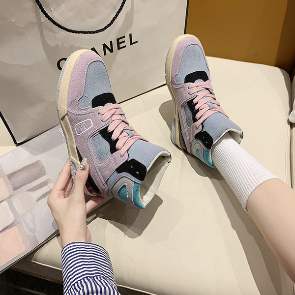 Női sportcipő fűzővel és lapos talppal