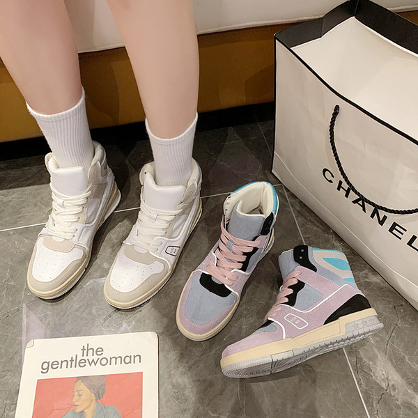 Női sportcipő fűzővel és lapos talppal