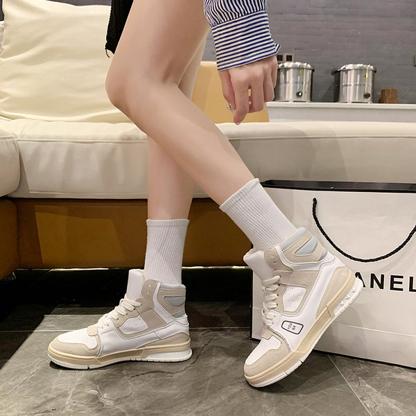 Női sportcipő fűzővel és lapos talppal