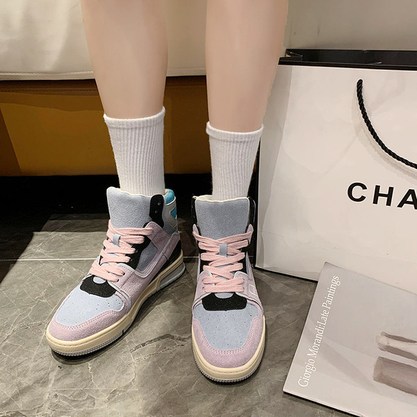 Női sportcipő fűzővel és lapos talppal