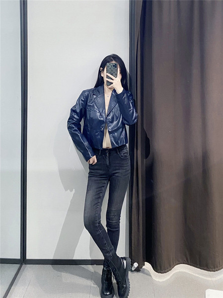 Rövid bőrkabát klasszikus gallérral