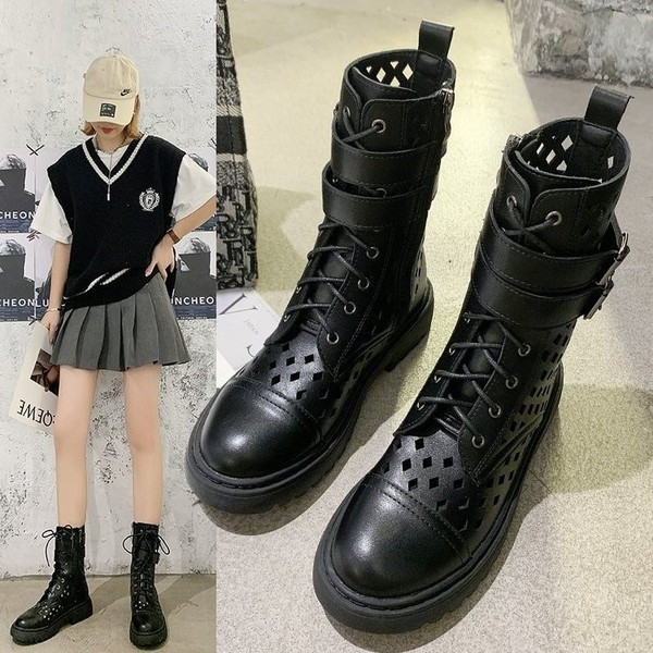 Modern női csizma lyukakkal, lapos talppal