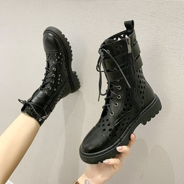 Modern női csizma lyukakkal, lapos talppal