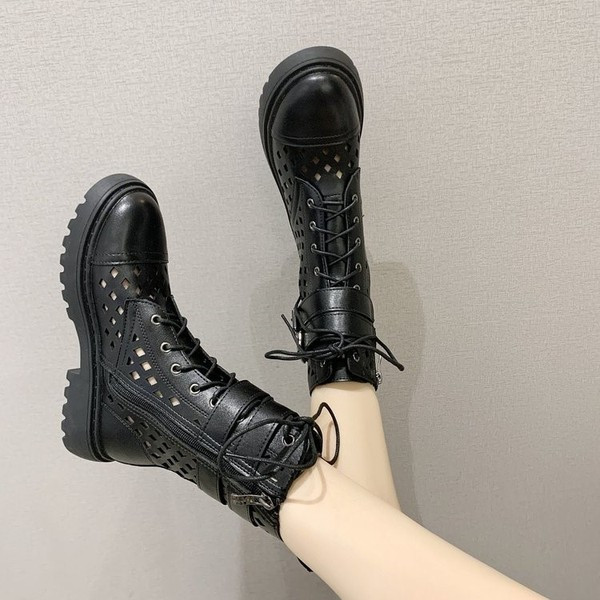 Modern női csizma lyukakkal, lapos talppal