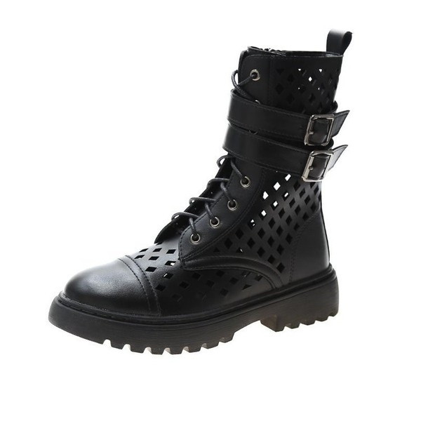 Modern női csizma lyukakkal, lapos talppal