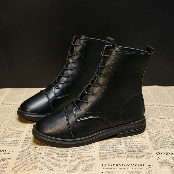 Bőr női alkalmi csizma lapos talppal