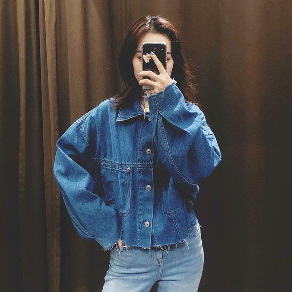 Rövid, széles farmerdzseki gombokkal