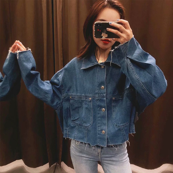 Rövid, széles farmerdzseki gombokkal