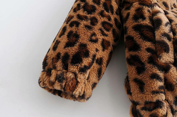 Pehelykabát cipzárral és zsebekkel