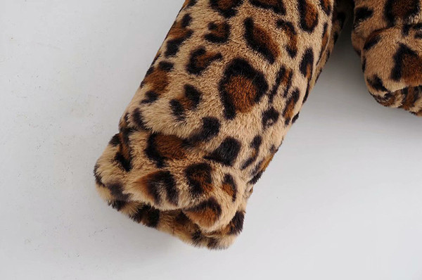 Rövid pehelykabát állatmintával