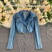 Rövid farmerdzseki hosszú ujjal és fűzővel