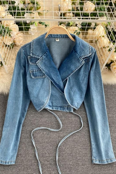 Rövid farmerdzseki hosszú ujjal és fűzővel