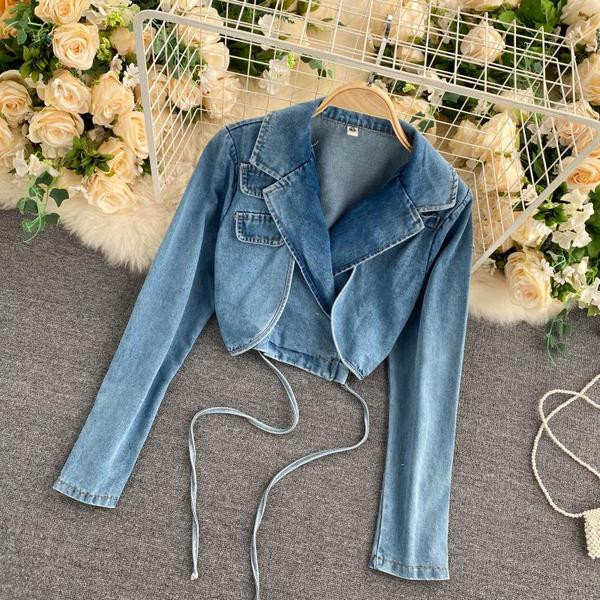 Rövid farmerdzseki hosszú ujjal és fűzővel