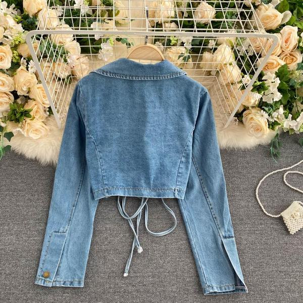 Rövid farmerdzseki hosszú ujjal és fűzővel