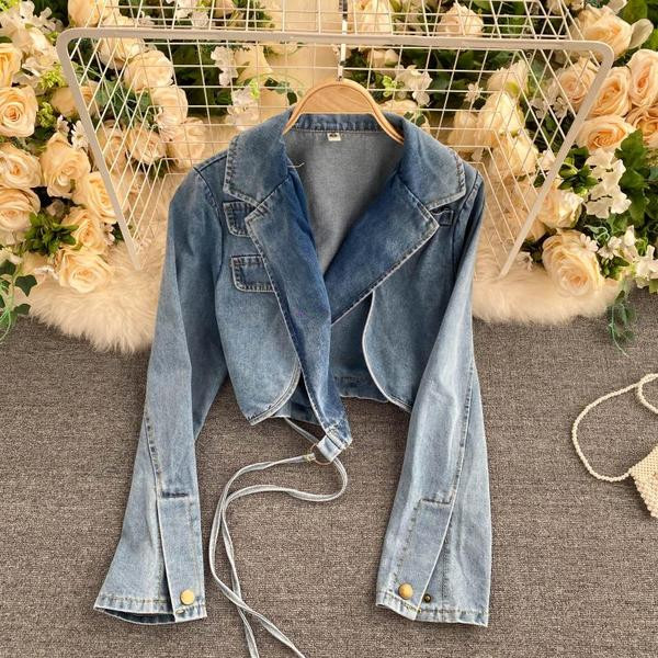 Rövid farmerdzseki hosszú ujjal és fűzővel