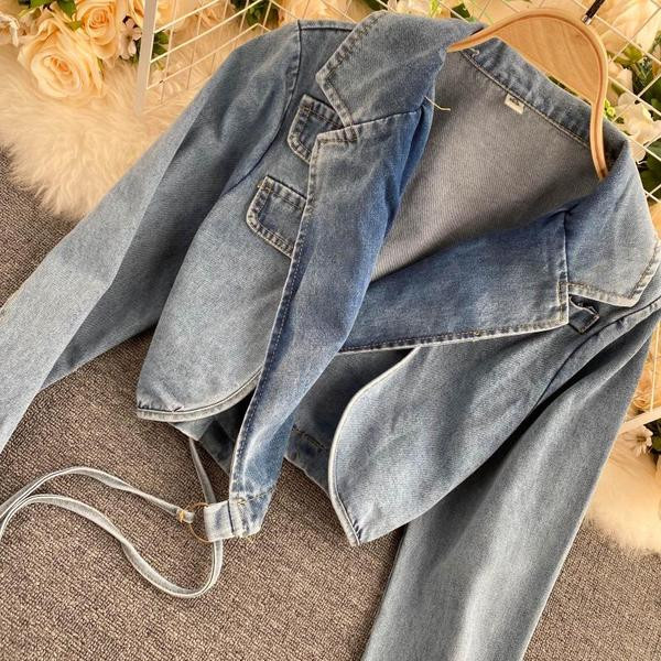 Rövid farmerdzseki hosszú ujjal és fűzővel