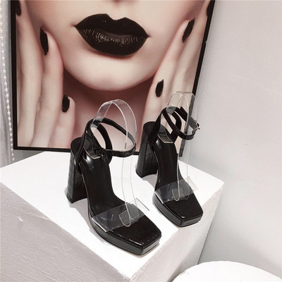 Κομψά γυναικεία παπούτσια με ψηλά τακούνια και με πλατφόρμα και αγκράφα