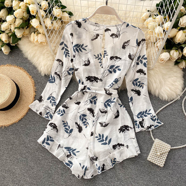 Virágmintás, V-nyakú rövid női jumpsuit