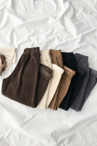 Női nadrág gumírozott derékkal és zsebekkel