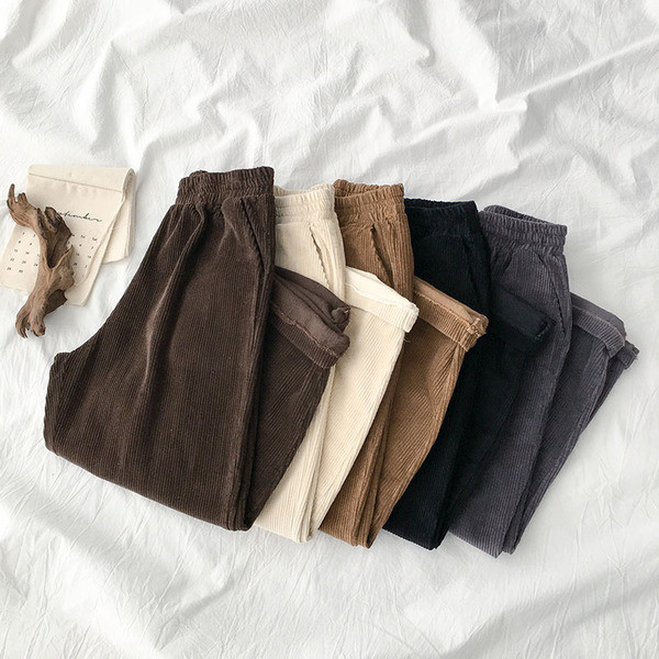 Női nadrág gumírozott derékkal és zsebekkel