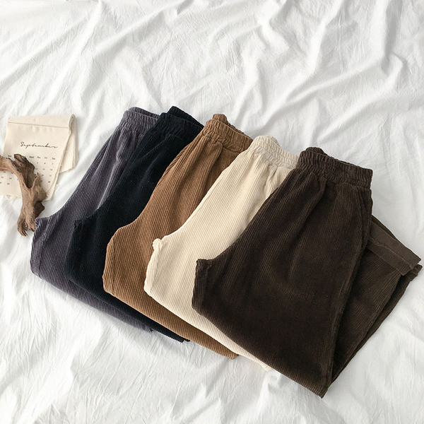 Női nadrág gumírozott derékkal és zsebekkel