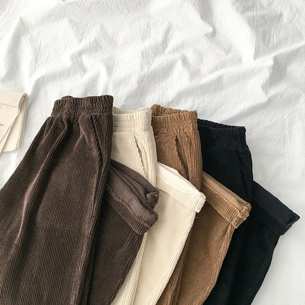 Női nadrág gumírozott derékkal és zsebekkel