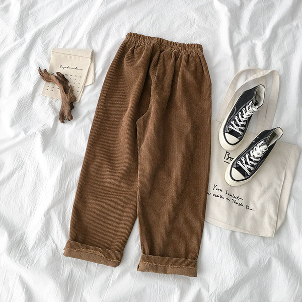 Női nadrág gumírozott derékkal és zsebekkel