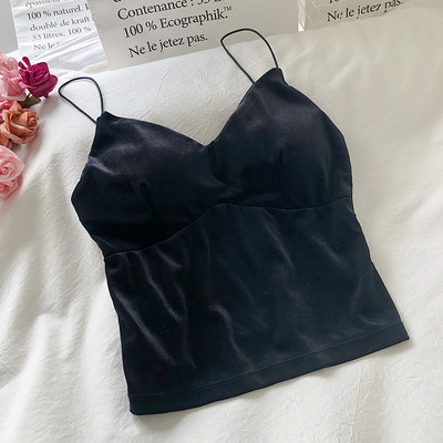 Bársony női felső V-nyakkal és vékony pántokkal