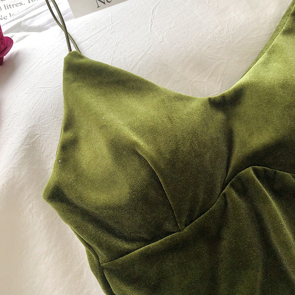 Bársony női felső V-nyakkal és vékony pántokkal