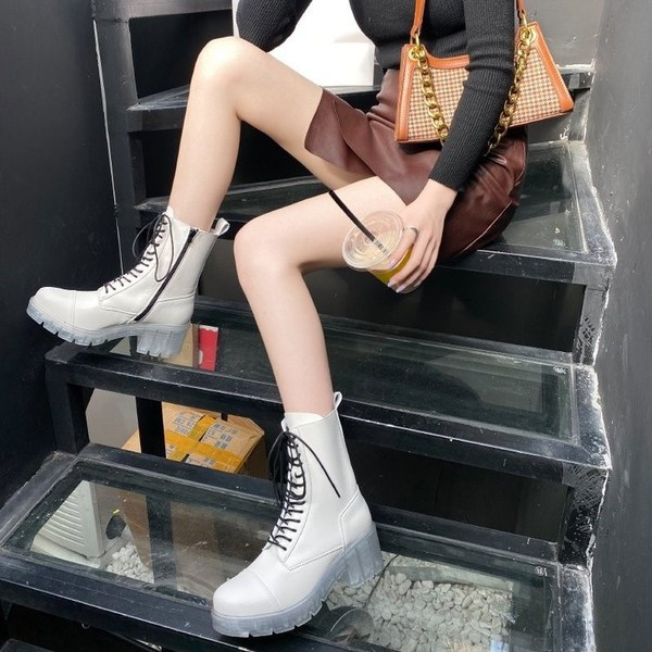 Aktualne ženske kožne čizme s grubim potplatom