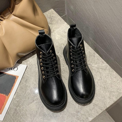 Lapos talpú női bőrcsizma