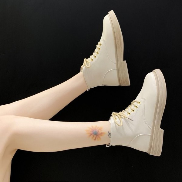 Lapos talpú női bőrcsizma