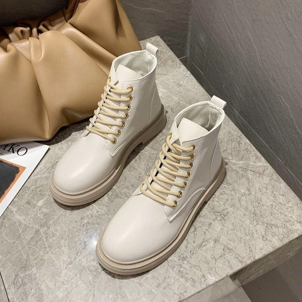 Lapos talpú női bőrcsizma