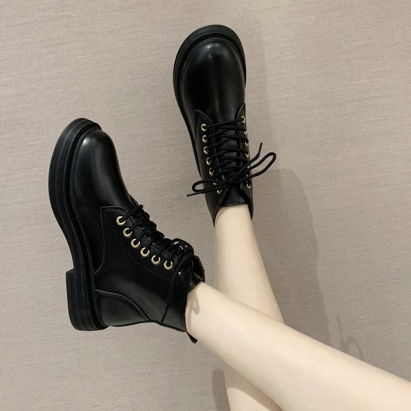 Lapos talpú női bőrcsizma