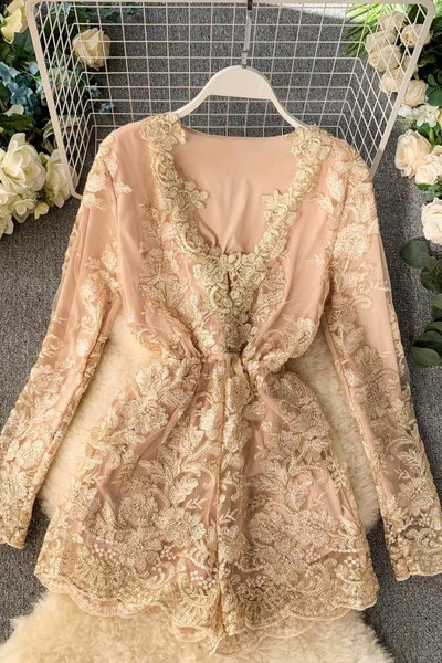 Stílusos női rövid jumpsuit csipkével és spitz nyakkivágással