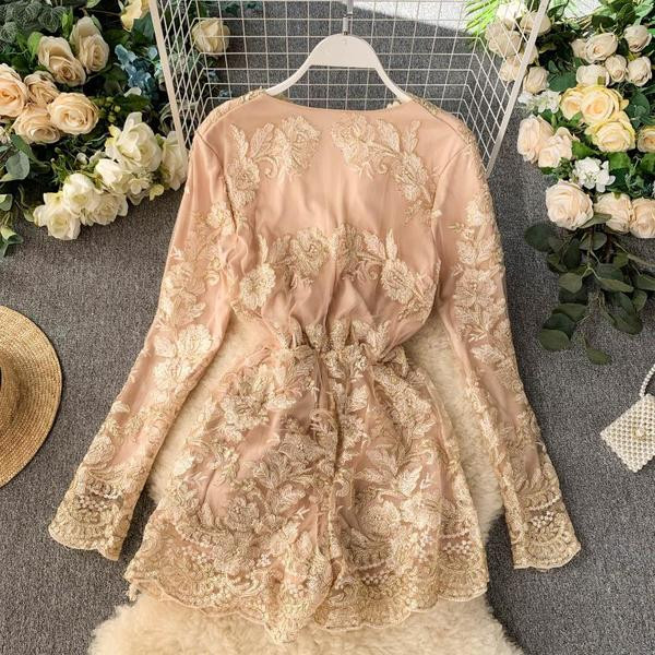 Stílusos női rövid jumpsuit csipkével és spitz nyakkivágással