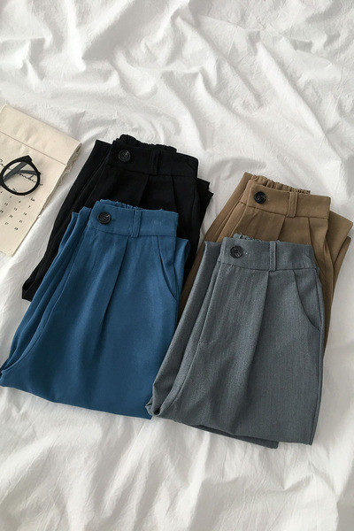 Retro stílusú női nadrág gombbal és magas derékkal