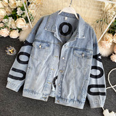 Modern női farmerdzseki feliratokkal