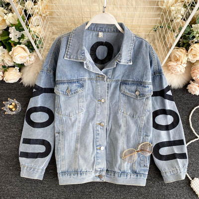 Modern női farmerdzseki feliratokkal