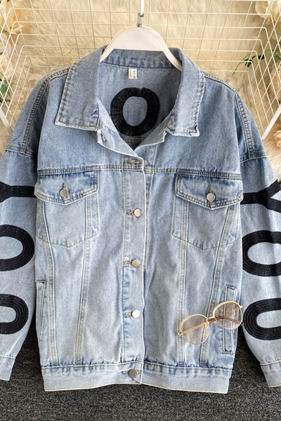 Modern női farmerdzseki feliratokkal