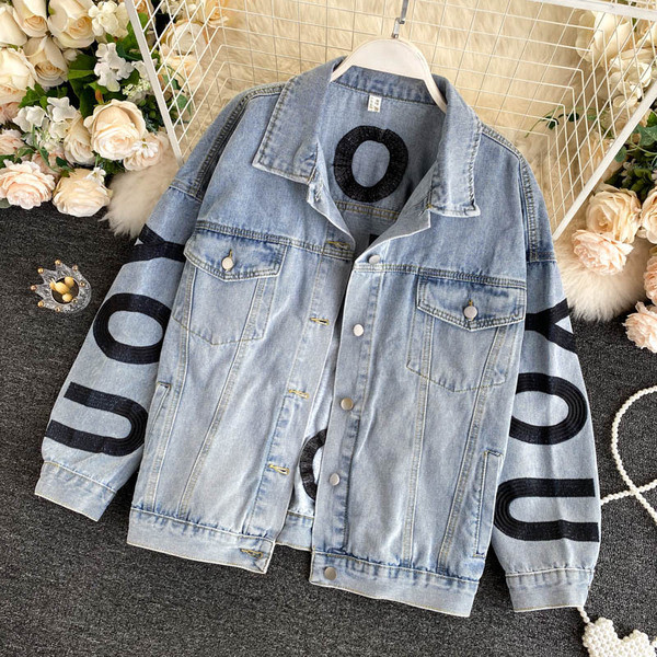 Modern női farmerdzseki feliratokkal