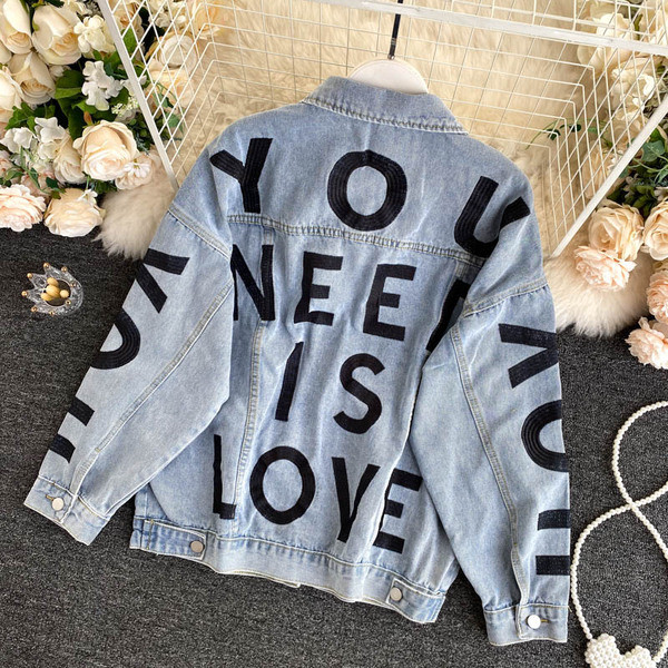 Modern női farmerdzseki feliratokkal