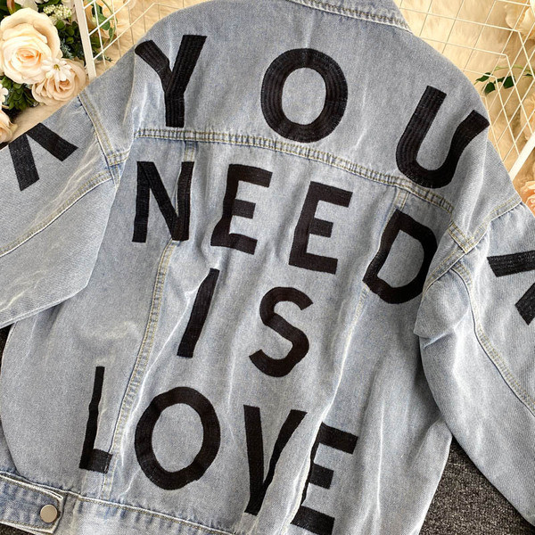 Modern női farmerdzseki feliratokkal