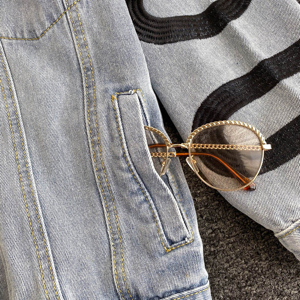 Modern női farmerdzseki feliratokkal