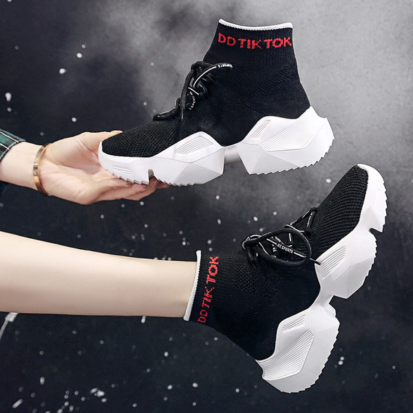 Alkalmi női tornacipő fűzővel és durva talppal