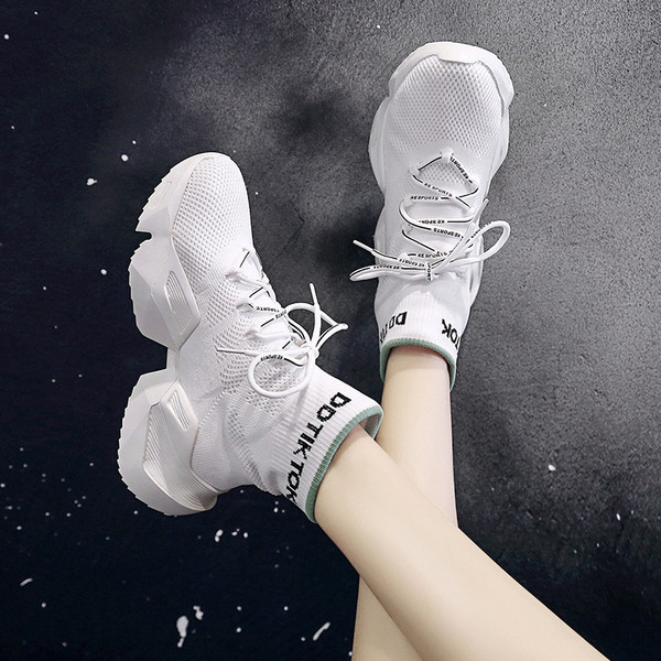 Alkalmi női tornacipő fűzővel és durva talppal