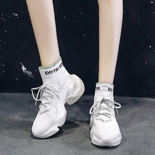 Alkalmi női tornacipő fűzővel és durva talppal