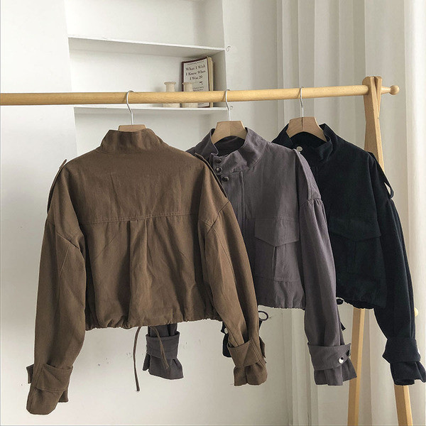 Női alkalmi kabát zsebbel és nyakkendővel több színben